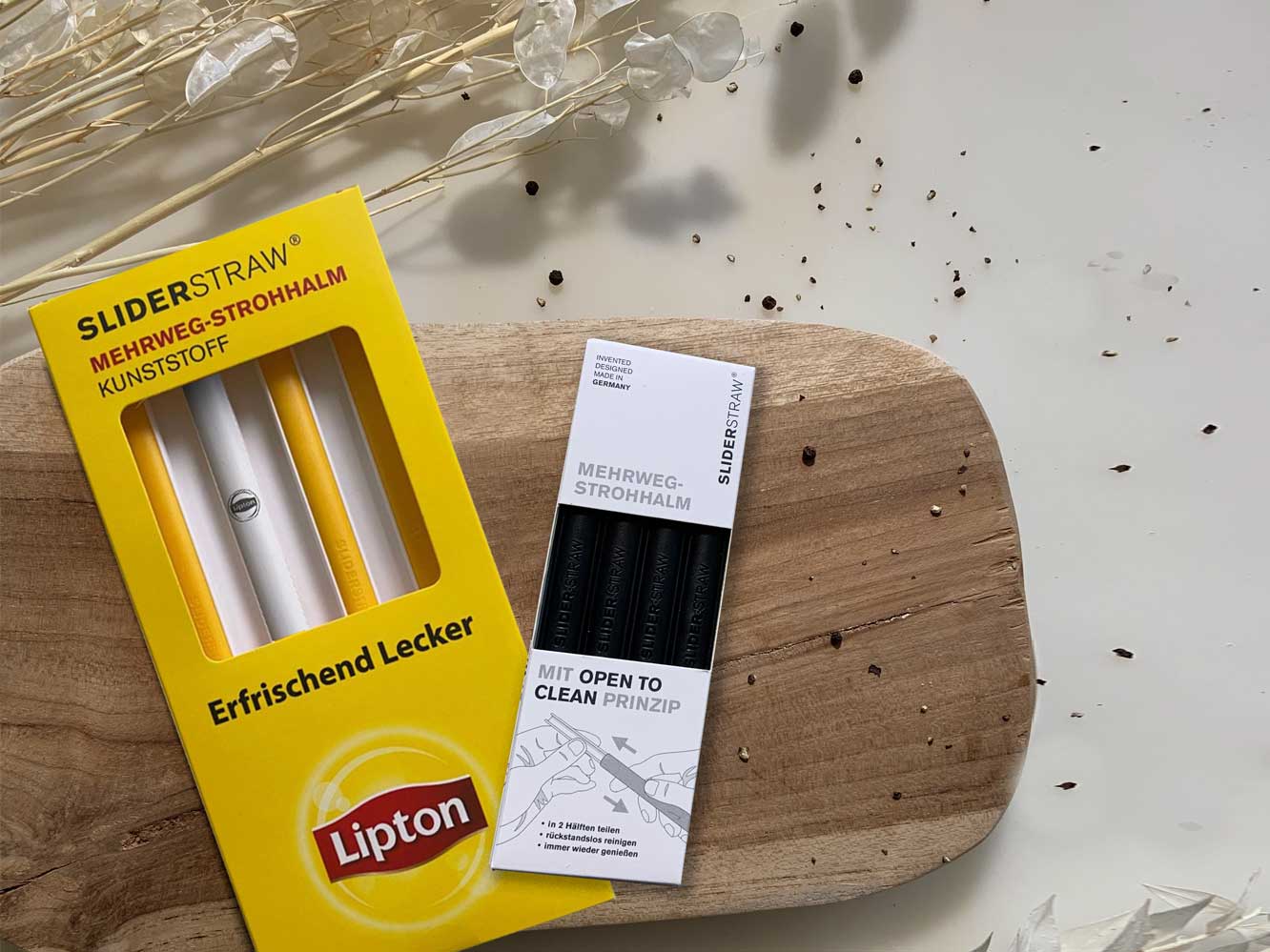 Bedruckte Strohhalme von Sliderstraw mit dem Logo der Marke Lipton